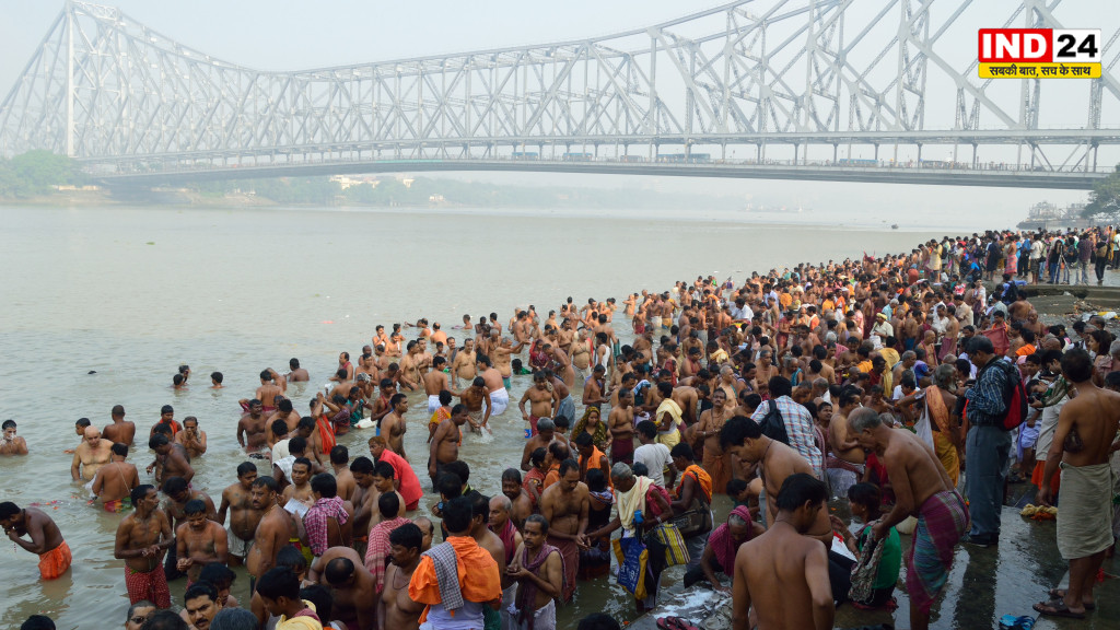 तर्पण के लिए गंगा घाटों पर सुरक्षा के कड़े इंतजाम, नदी में फ्लोटिंग बैरिकेड्स, गोताखोर और बायो-टॉयलेट तैनात