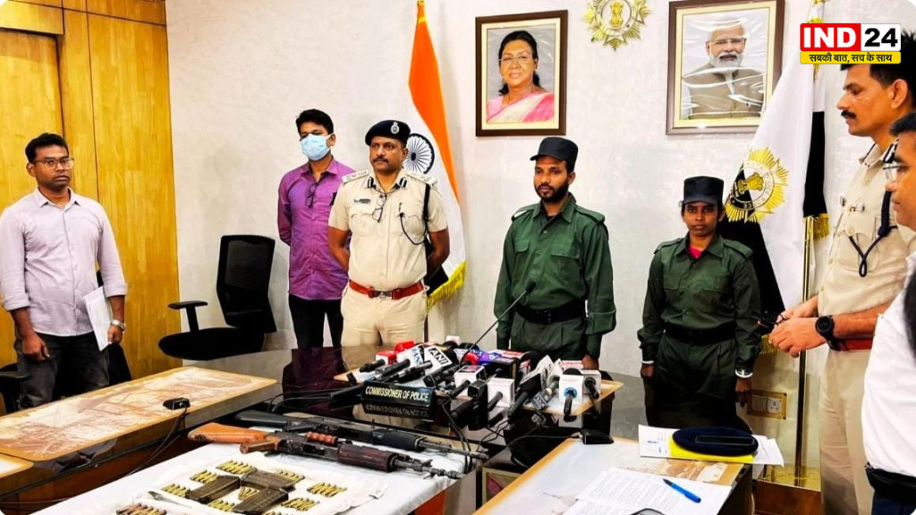 झारखंड के इनामी माओवादी दंपती ने कोलकाता में किया सरेंडर, AK-47 और इंसास राइफल पुलिस को सौंपी