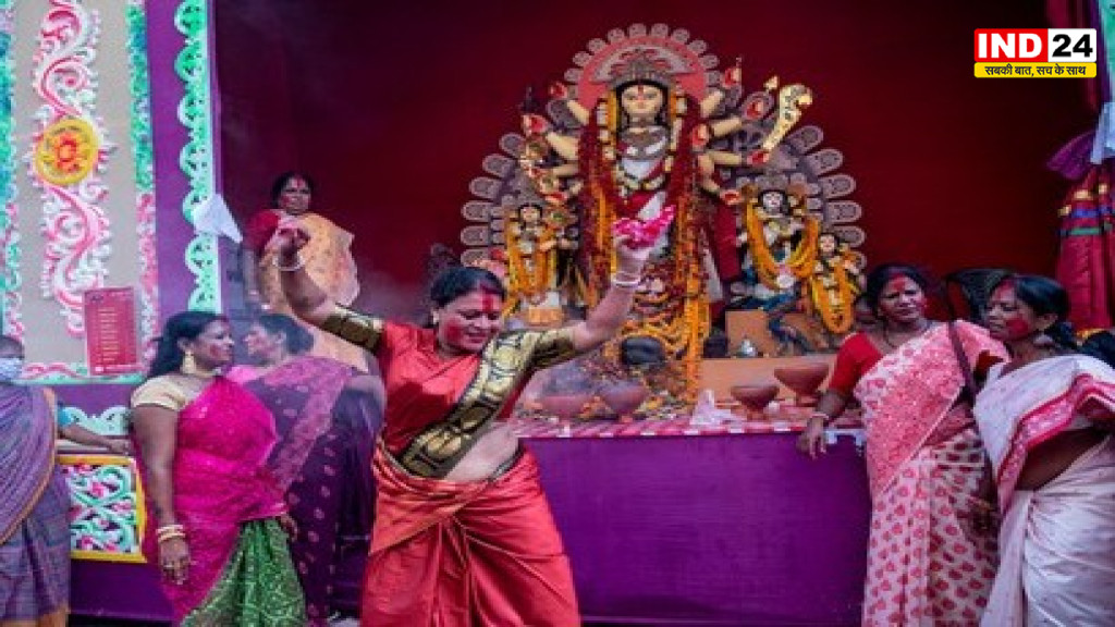 सोनागाछी में सिंदूर खेला में रंगीं यौनकर्मी, मां दुर्गा को दी भावुक विदाई