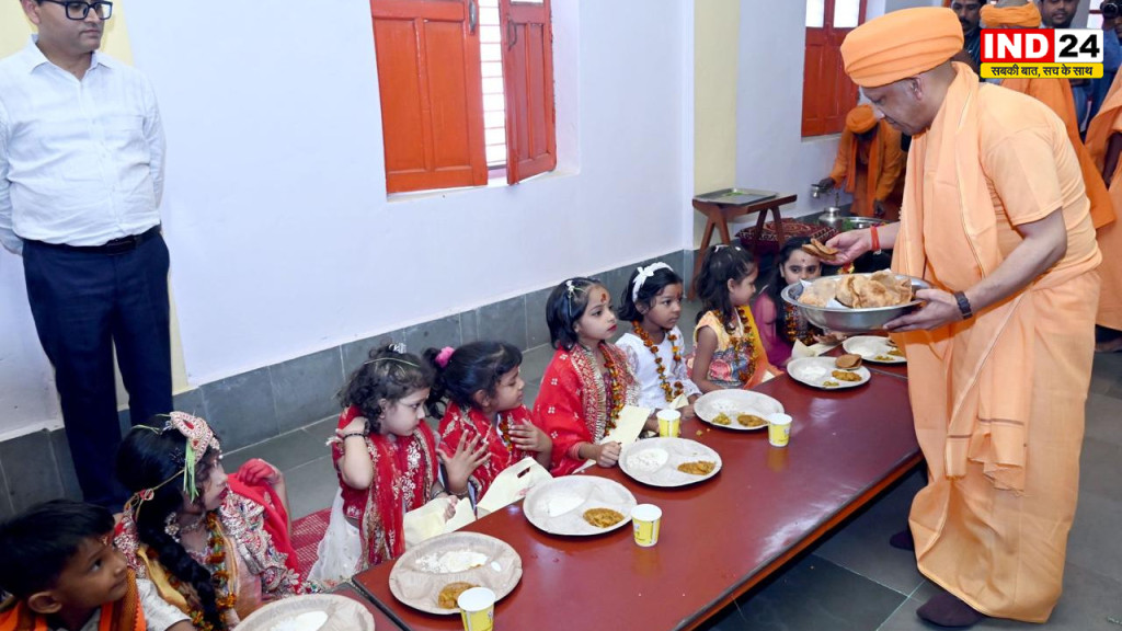 UP News: नवमी पर योगी आदित्यनाथ ने किया कन्या पूजन, विंध्यवासिनी धाम में 5 लाख से अधिक श्रद्धालुओं ने किए दर्शन