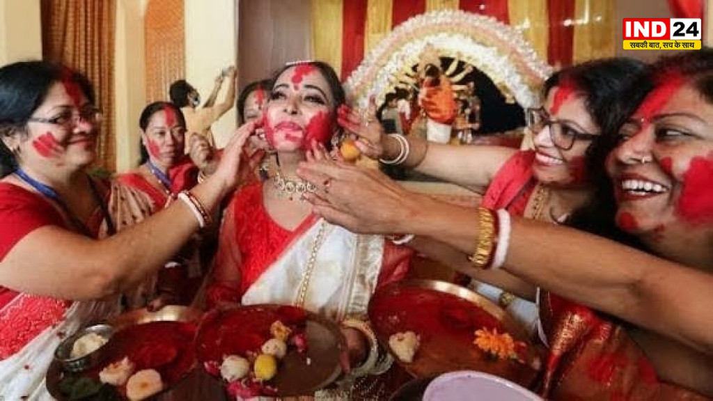 विजयादशमी पर बंगाली महिलाएं क्यों खेलती हैं सिंदूर खेला? जानिए मां दुर्गा की विदाई से जुड़ी सदियों पुरानी परंपरा का धार्मिक महत्व
