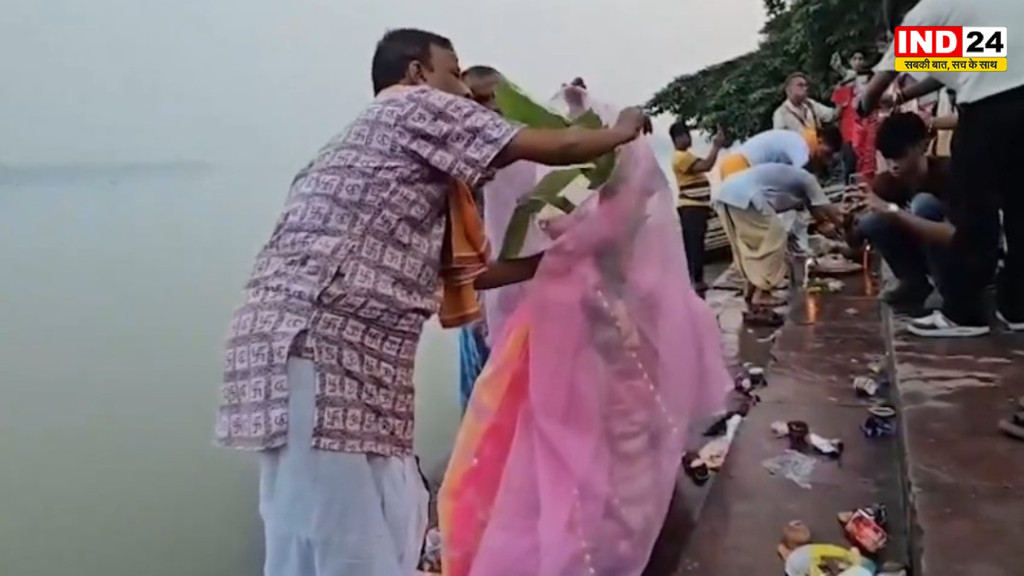 महासप्तमी पर गंगा घाटों में उमड़ी श्रद्धालुओं की भीड़, ढाक की थाप के बीच शुरू हुआ नवपत्रिका स्नान