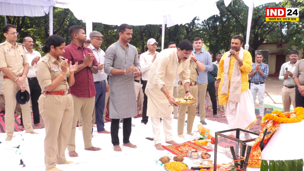 रायपुर पुलिस लाइन में विधि-विधान से हुई शस्त्र पूजा, पुलिस कमिश्नर ने दी दशहरे की शुभकामनाएं