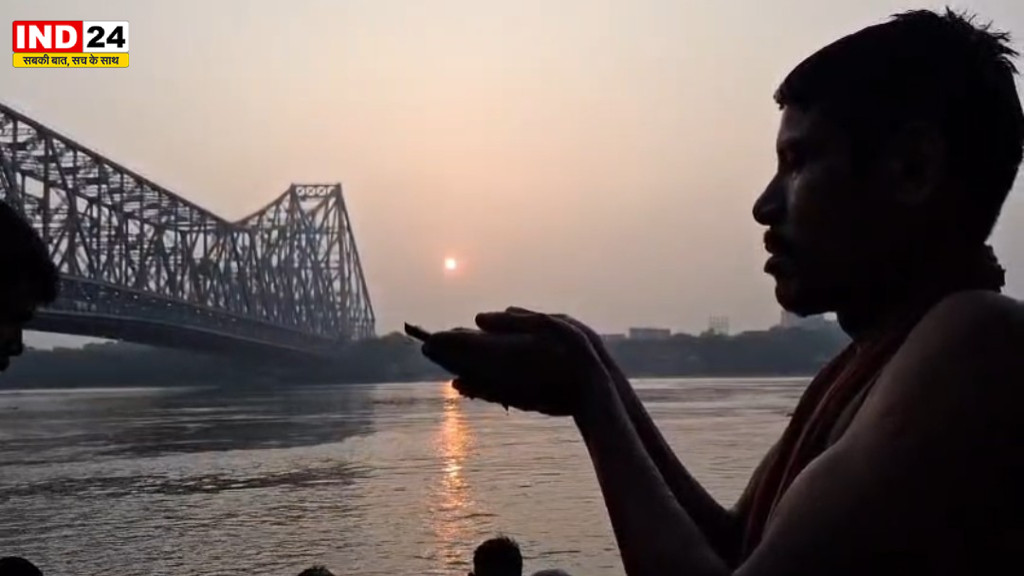 महालया पर हावड़ा के गंगा घाटों पर उमड़ी श्रद्धालुओं की भीड़, पूर्वजों को तर्पण कर किया नमन