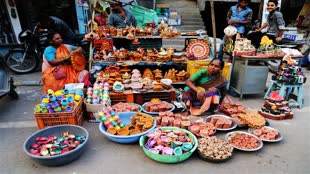 MP News: इलेक्ट्रिक दीयों ने घटाया मिट्टी के दीयों का कारोबार, व्यापारी हुए परेशान 