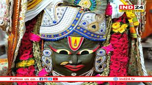 वैष्णव तिलक लगाकर श्री कृष्ण के स्वरूप में सजे बाबा महाकाल