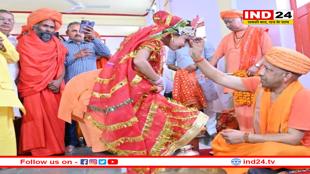 महानवमी पर गोरखनाथ मंदिर में CM योगी ने कन्याओं का किया पूजन