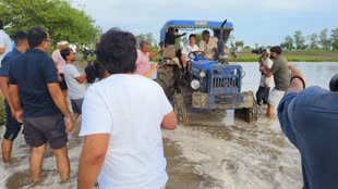 राहुल गांधी का जुदा अंदाज, किसानों के साथ चलाया ट्रैक्टर