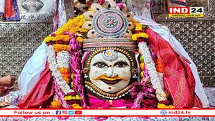 नवरात्रि पंचमी पर पूजन सामग्री से हुआ महाकाल का शृंगार