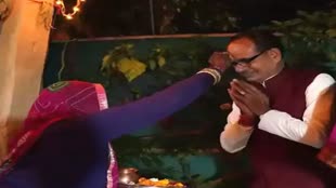 फूल वाली प्रेम बाई के घर अचानक पहुंचे सीएम शिवराज, जाना परिवार का हाल