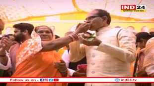 देवरी में CM Shivraj ने लाड़ली बहन से लिया आशीर्वाद, महिला के हाथ से खाया सीताफल 