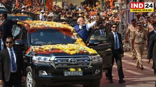 Karnataka Election रोड शो में PM Modi की झलक के लिए उत्सुक लोगों की उमड़ी भारी भीड़