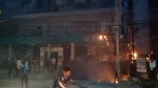 CG News  : ट्रांसफार्मर से उठी चिंगारी दुकान तक पहुंची, दुकान में लगी भीषण आग,लाखों का सामान हुआ खाक 