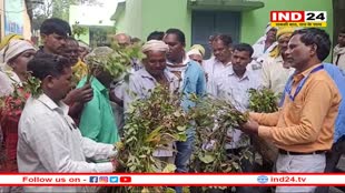 अधिकारी के पैरों में देश का किसान- बेबसी की तस्वीर भावुक कर देगी