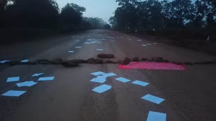 CG NEWS : नक्सलियों का नारायणपुर में आतंक , PLGA के पहले दिन बीच मार्ग पर पत्थर रखकर धमकी भरे पर्चे फेंके और बैनर लगाया....