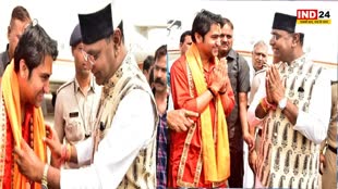 Dhirendra Shastri: भोपाल पहुंचे पंडित धीरेंद्र शास्त्री, मंत्री विश्वास सारंग ने किया स्वागत