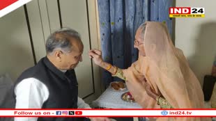 CM Ashok Gehlot ने सरदारपुरा से भरा नामांकन, बहन के आशीर्वाद लेकर पत्नी और पुत्र के साथ पहुंचे कार्यालय