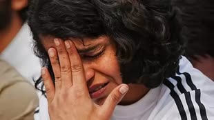 बृजभूषण सिंह के करीबी संजय सिंह के WFI अध्यक्ष चुने जाने पर विवाद, रोते हुए साक्षी मलिक बोलीं- कुश्ती से संन्यास लेती हूं