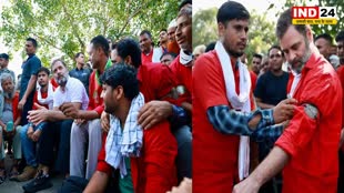  हाथ में बैज और लाल शर्ट पहन कुली बने 