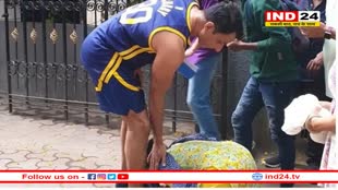 सोनू सूद के पैरों में गिरी महिला, फिर एक्टर के जेस्चर ने जीता लोगों का दिल 