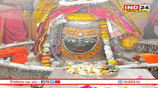 त्रिनेत्र लगाकर भस्म आरती में सजे बाबा महाकाल