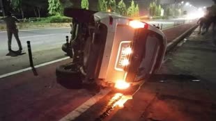 CG NEWS सड़क हादसा:  सफारी कार बीच सड़क पर पलटी, 2 युवक गंभीर रूप से घायल