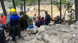 Sikkim में भारी बारिश ने मचाया कहर, बाढ़ में फंसे 2,000 पर्यटक, रेस्क्यू ऑपरेशन जारी 