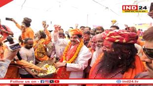 सीएम डॉ मोहन यादव ने अखिल भारतीय अखाड़ा परिषद अध्यक्ष श्री रविंद्र पूरी जी महाराज और साधु संतो पर पुष्प-वर्षा कर खेली होली