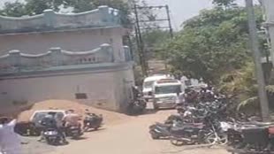  CG  News : अस्पताल के बाहर वाहनों की अव्यस्थित पार्किंग, बीच में फंसी एंबुलेंस......