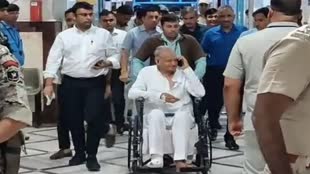 राजस्थान के CM Gehlot हुए चोटिल, पैर फिसलने से दोनों पैर का अंगूठा हुआ फ्रेक्चर 