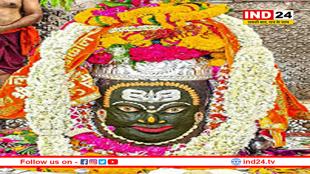 मस्तक पर चंद्र, गले में सर्प और रुद्राक्ष की माला पहनकर सजे बाबा महाकाल, फिर रमाई भस्म