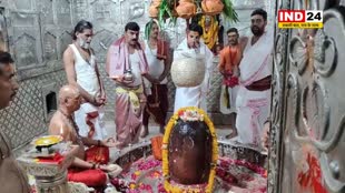 बाबा महाकाल की भस्म आरती में शामिल हुए बागेश्वर धाम के प्रमुख पं. धीरेंद्र शास्त्री