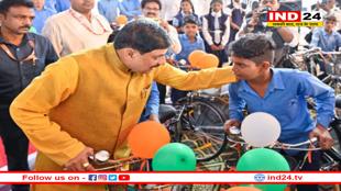 CM का बड़ा ऐलान, टॉप करने वाले बच्चों को साइकिल की जगह इनाम में मिलेगी ई-बाइक