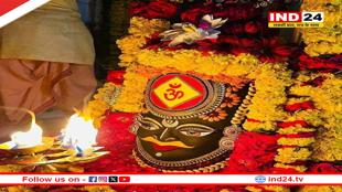 भस्म आरती में मस्तक पर ॐ और गले में मखाने की माला पहनकर श्रृंगारित हुए बाबा महाकाल