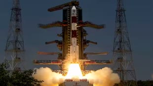 Aditya L1 Mission: आदित्य एल1 ने ISRO को भेजी खास सेल्फी, देखें चांद और प्रथ्वी का ये चौंकाने वाला स्वरूप