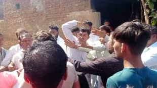 CG NEWS  : मतदान केंद्र के बाहर भाजपा और कांग्रेस कार्यकर्ताओं के बीच मारपीट,  सोशल मीडिया में वायरल हुआ वीडियो ...