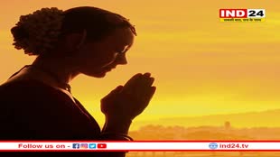 रोग मुक्ति का प्रबल साधन  चिकित्सीय दृष्टि से कहें तो उपवास रोग मुक्ति का प्रबल साधन है। उपवास काल में संपूर्ण जीवन शक्ति केवल रोग दूर करने में लग जाती है। जिससे शरीर निरोगी और शक्तिशाली बनता है। दूसरे शब्दों में कहें तो शरीर व आत्मशोधन से स्वास्थ्य प्राप्ति का प्रयत्न ही उपवास है। प्राकृतिक चिकित्सा की दृष्टि से कहें तो भोजन का पूर्ण रूप से त्याग करते हुए केवल जल पर रहकर पेट को विश्राम देना, उपवास कहलाता है। उपवास से न केवल शरीर ही नहीं, बल्कि मन और आत्मा के तल पर निर्मलता का अनुभव होता है। पाचन संस्थान को विश्राम  पाचन संस्थान को विश्राम देने वाला व्रत शारीरिक-मानसिक शुद्धि का साधन भी है। प्राकृतिक चिकित्सा के अनुसार रोगावस्था में कुछ खाना विष और उपवास अमृत के समान है। यह टकसाली सत्य है कि बीमार होने पर भूख स्वभावत: कम हो जाती है। दरअसल, उपवास काल में जीवन शक्ति रोग उपचार में लग जाती है। उपवास से स्वास्थ्य में निरंतर सुधार होता है। शरीर में रोग उत्पन्न करने वाले विजातीय द्रव्य का विनाश होता है। मन और आत्मा का परिष्कार करने वाला उपवास एक चिकित्सकीय उपलब्धि भी है। लेकिन शर्त यह है कि उपवास नियमों के अनुकूल होना चाहिए। वहीं व्रत संयमित जीवन का आधार भी है। इससे हम जीवन के प्रति एकाग्र दृष्टि पाते हैं। व्रत में सावधानी  यदि हम बिना चिकित्सक की सलाह के उपवास करते हैं तो उसके लाभ संदिग्ध हो सकते हैं। वास्तव में बिना तैयारी और उपवास कला का ज्ञान पाये बिना दीर्घकालीन उपवास करना अनुचित है। वहीं दूसरी ओर उपचार की दृष्टि से उपवास किसी विशेषज्ञ की देखरेख में ही करना चाहिए। व्रत खोलने में सतर्कता और नियम  सही अर्थों में उपवास खोलना उपवास करने से ज्यादा कठिन कार्य है। इसके लिए कठोर आत्मसंयम होना जरूरी है। दरअसल, उपवास के समय पाचनशक्ति अधिक दुर्बल हो जाती है। अत: उपवास खोलते समय सावधानी के साथ अत्यधिक हल्का व सुपाच्य भोजन कम मात्रा में लिया जाना चाहिए। उपवास खोलने के लिए आवश्यक है कि सबसे पहले जल के समान तरल पदार्थ लेने चाहिए। इसमें फलों का रस या सब्जियों का रस यानी सूप लिया जा सकता है। कुछ दिनों तक यह क्रम जारी रखने के बाद कुछ तरल भोज्य पदार्थ जैसे खिचड़ी (पतली और सादी) कम मात्रा में लेनी चाहिए। फिर धीरे-धीरे उसकी मात्रा और ठोसपन को बढ़ाना चाहिए। इसी क्रम को अपनाते हुए साधारण भोजन पर आना चाहिए।