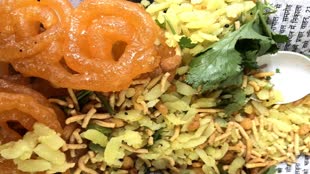 इंदौर में मतदाताओं को फ्री में मिला पोहा जलेबी, वोटर्स ने पहले किया मतदान फिर जलपान