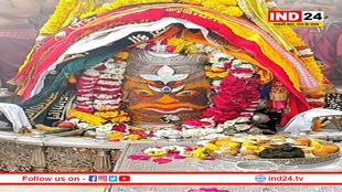 भस्म आरती में बेल पत्र लगाकर सजे बाबा महाकाल