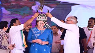 CG NEWS :  नगरीय निकाय एवं पंचायती राज महासम्मेलन में, प्रियंका गांधी का स्वागत गौर सिंग मुकुट पहनाकर किया