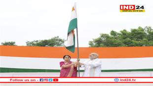 अमित शाह ने अपने घर पर फहराया तिरंगा