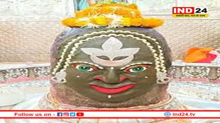 सूर्य, चंद्र और बेल पत्र से सजे बाबा महाकाल, फिर रमाई गई भस्म