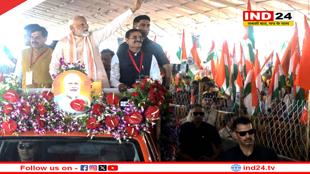 भोपाल में हाथ में तिरंगा लहराकर महिलाओं ने किया पीएम मोदी का स्वागत