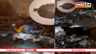 रेलवे ट्रैक पर फंस गई कार, अचानक सामने से आ गई ट्रेन, मिनटों में उड़े गाड़ी के परखच्चे