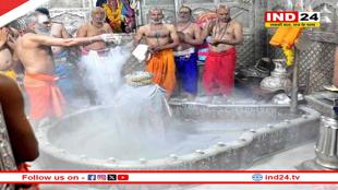 मस्तक पर चन्द्रमा लगाकर श्रृंगारित हुए बाबा महाकाल