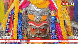 बाबा महाकाल का त्रिनेत्र खुला, मस्तक पर चंदन और गले में रुद्राक्ष की माला पहनकर रमाई गई भस्म