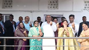 CG NEWS :CM भूपेश ने डाला परिवार वालों के साथ डाले वोट , देखें तस्वीरें…