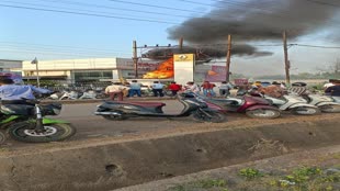 CG NEWS :भीषण गर्मी के बीच ट्रांसफार्मर में लगी आग, इलेक्ट्रीशियन और दमकल की टीम मौके पर मौजूद