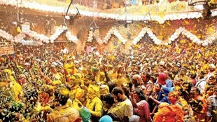 होली से पहले श्रीबांकेबिहारी मंदिर में पहुंचे पांच लाख श्रद्धालु, धक्का-मुक्की के बीच किए ठाकुर जी के दर्शन 