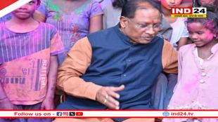 CM साय ने बच्चों संग खेली होली, अपने गांव बगिया के मंझापारा पहुंचे, सीएम को देख खुशी से झूम उठे बच्चे
